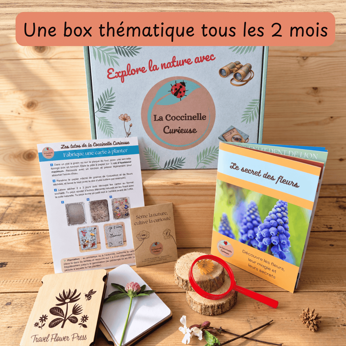 Box nature Le secret des fleurs ouverte : livret, presse à fleurs, loupe, graines et tutoriel