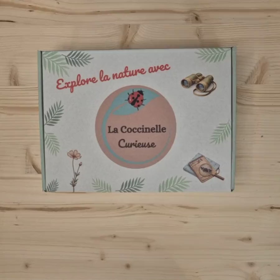 Charger la vidéo: Ouverture de la box La forêt aux mille couleurs : carnet de voyage, livret illustré, marque-page, herbier, papier solaire et jeu de cartes .
